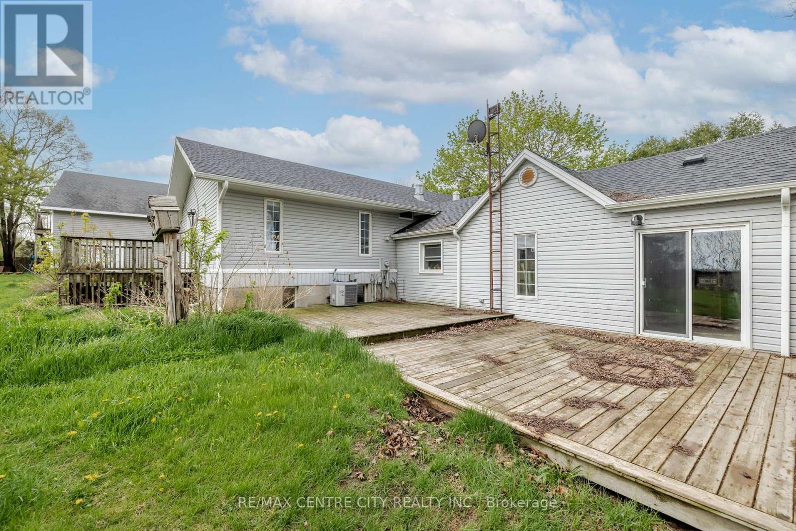 7641 Lakeshore Road, Lambton Shores, Ontario  N0N 1J0 - Photo 36 - X12130617