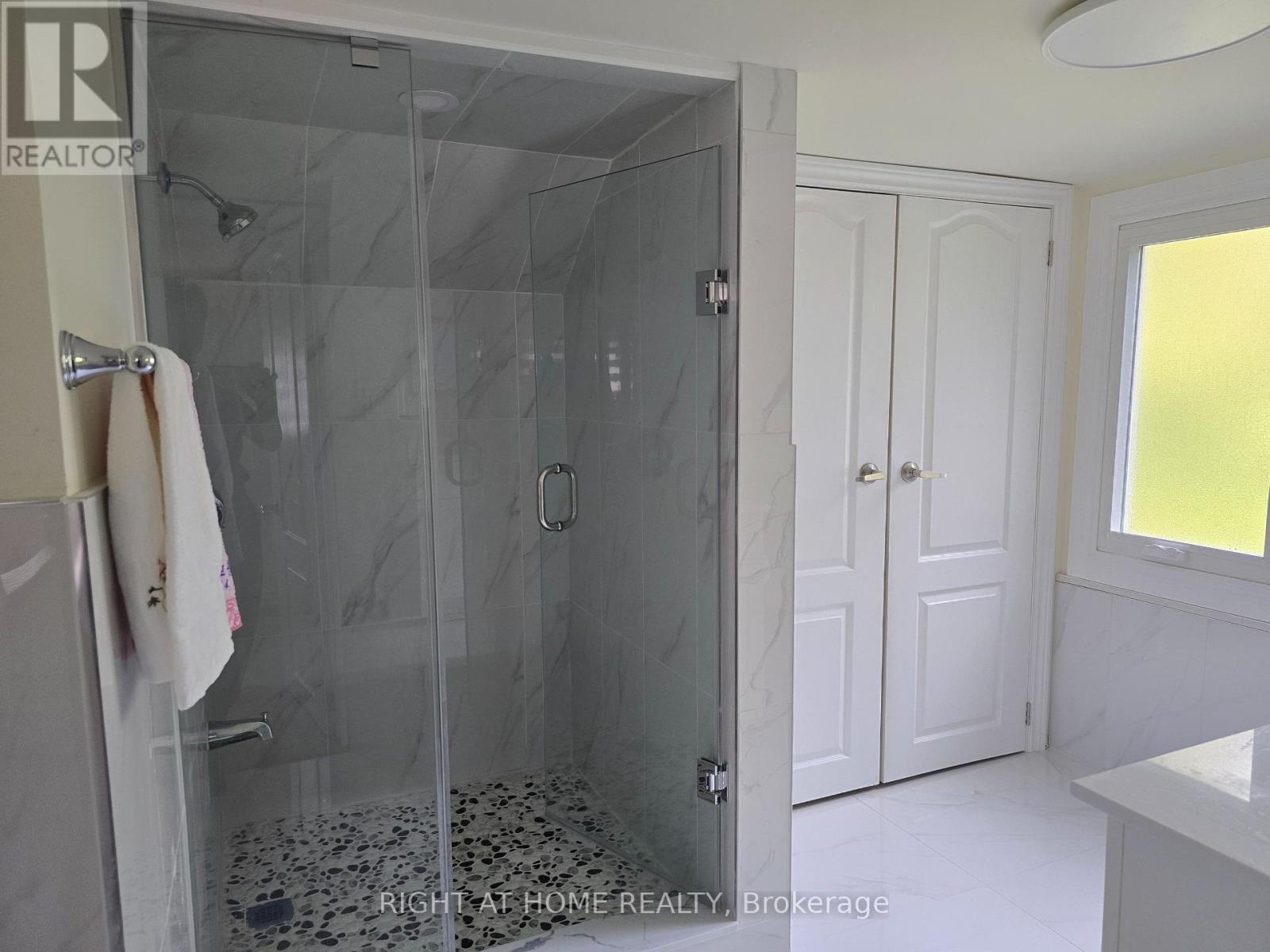 209 Pine Beach Drive, Georgina (Keswick South), Ontario  L4P 2V6 - Photo 11 - N12410981