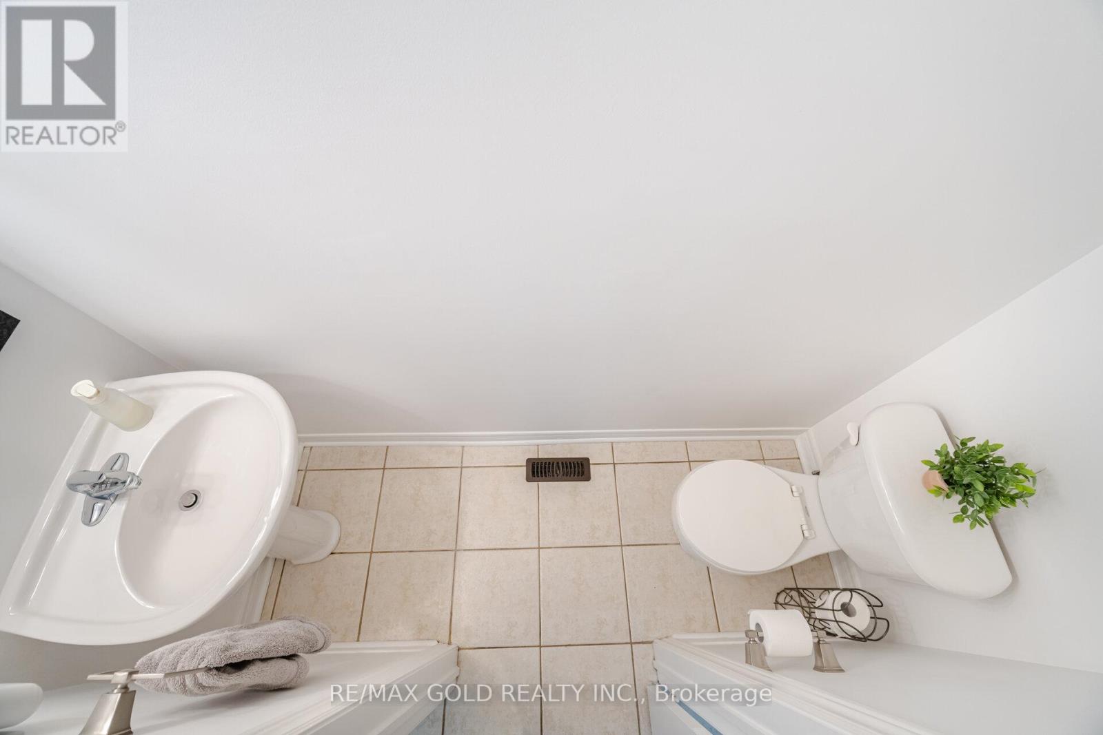 16 Larkberry Road, Brampton, Ontario  L6X 0R7 - Photo 17 - W12411151