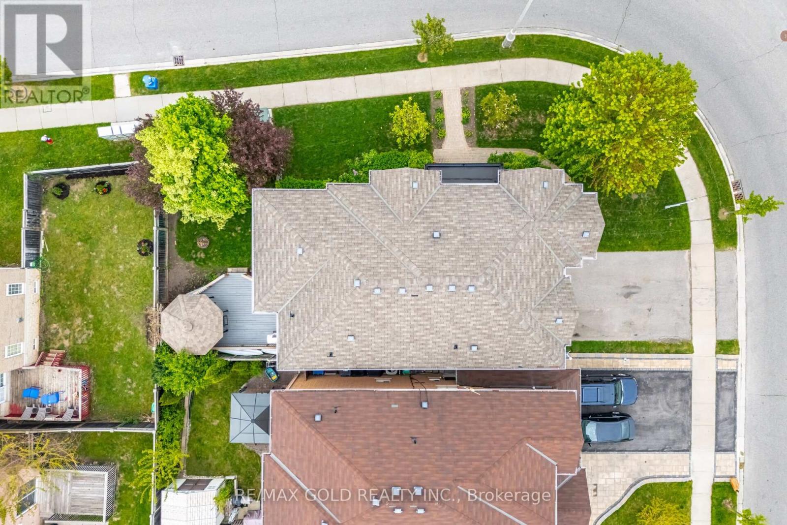 16 Larkberry Road, Brampton, Ontario  L6X 0R7 - Photo 4 - W12411151