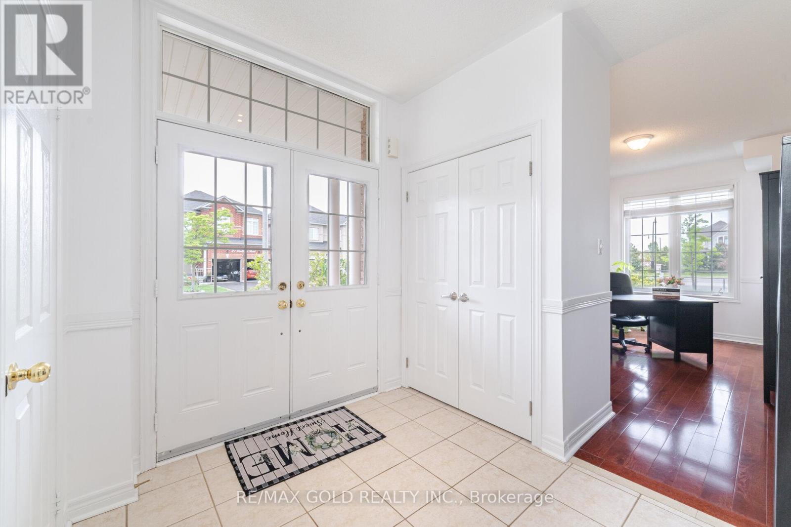 16 Larkberry Road, Brampton, Ontario  L6X 0R7 - Photo 6 - W12411151