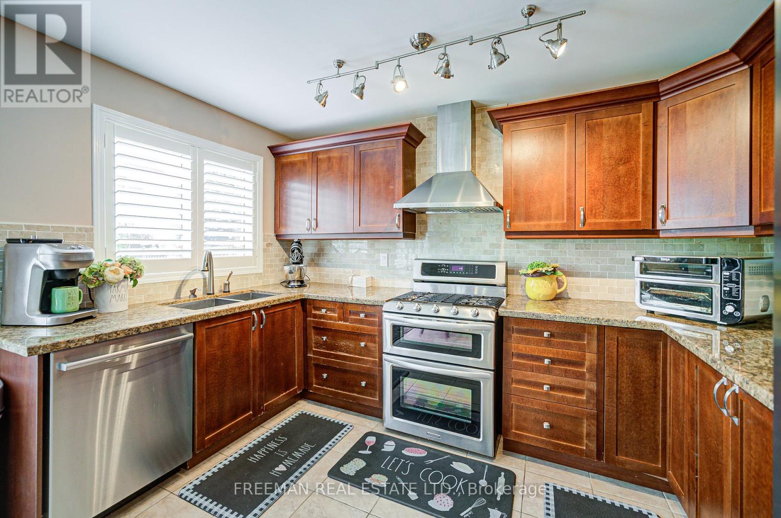 916 Fourth Line, Milton, Ontario  L9T 6M8 - Photo 13 - W12411183