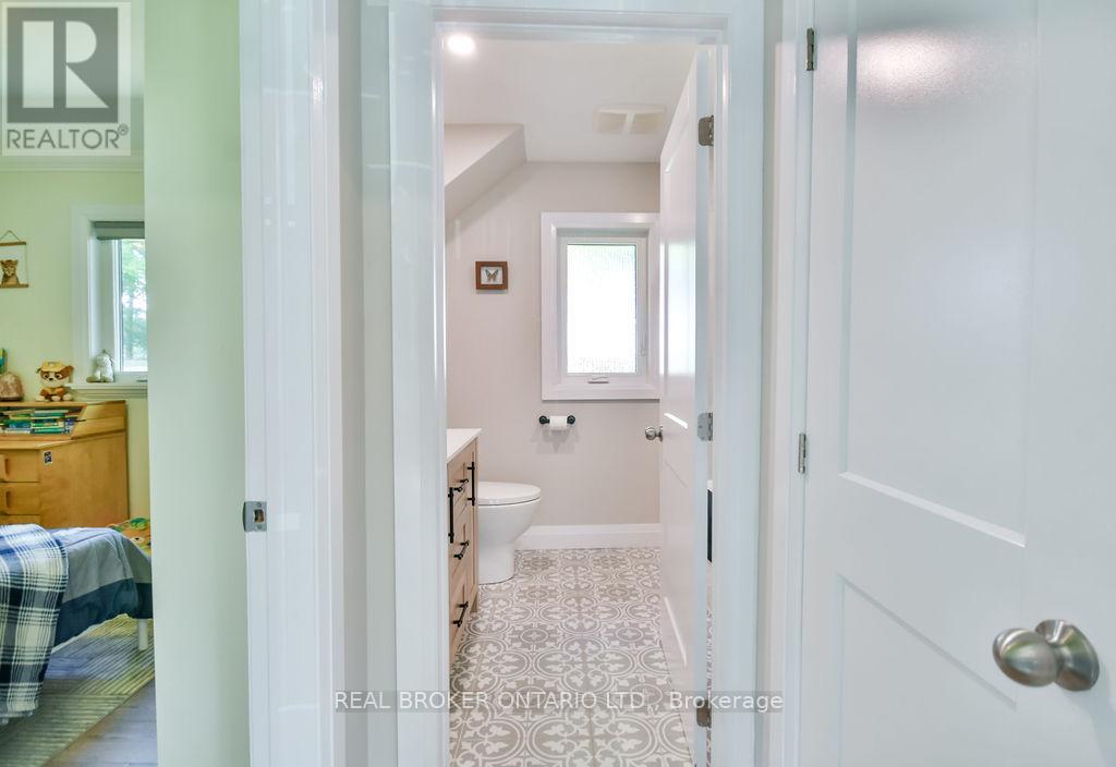 812 Cook Street, Innisfil, Ontario  L9S 2J1 - Photo 21 - N12411199