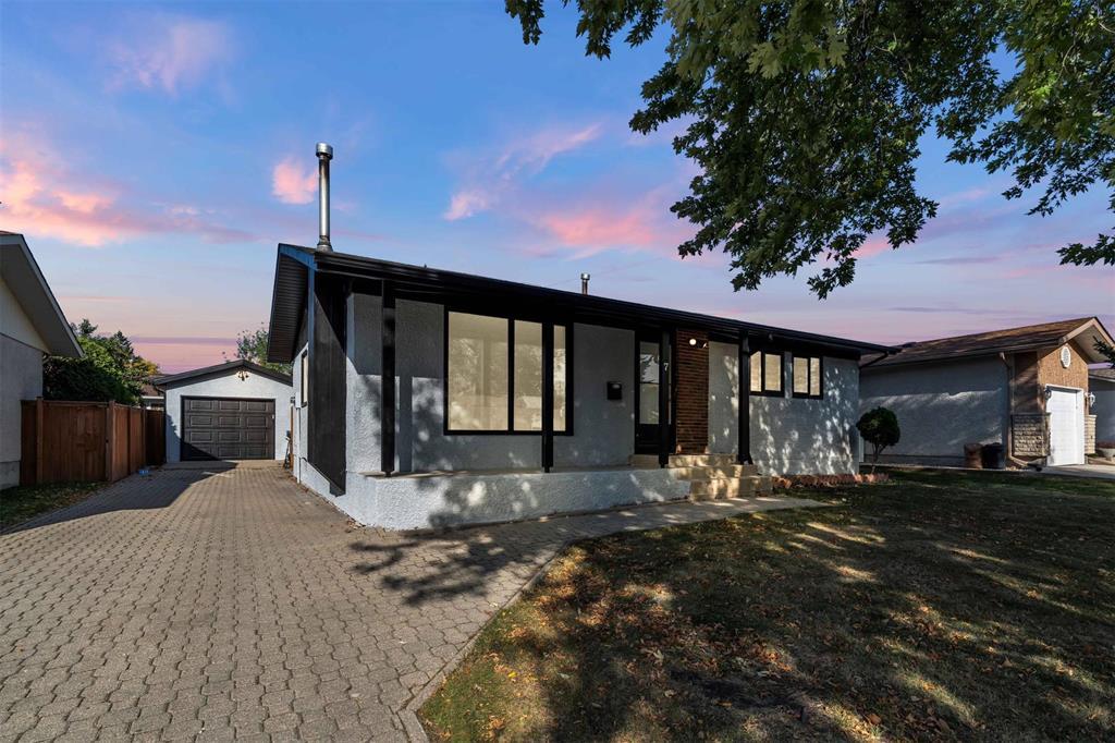 7 Stacey Bay, Winnipeg, Manitoba  R2K 3V4 - Photo 1 - 202523376