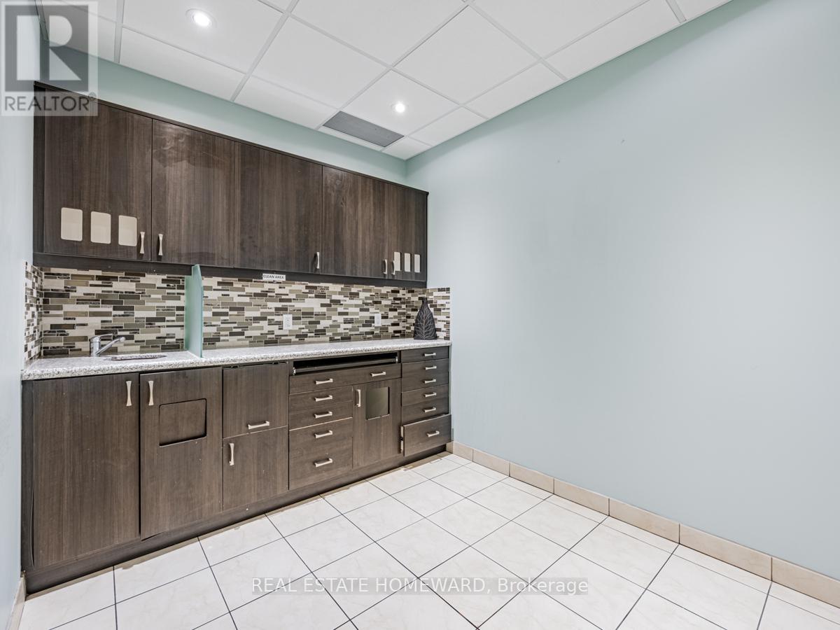 2438 Danforth Avenue, Toronto, Ontario  M4C 1K9 - Photo 15 - E12411223