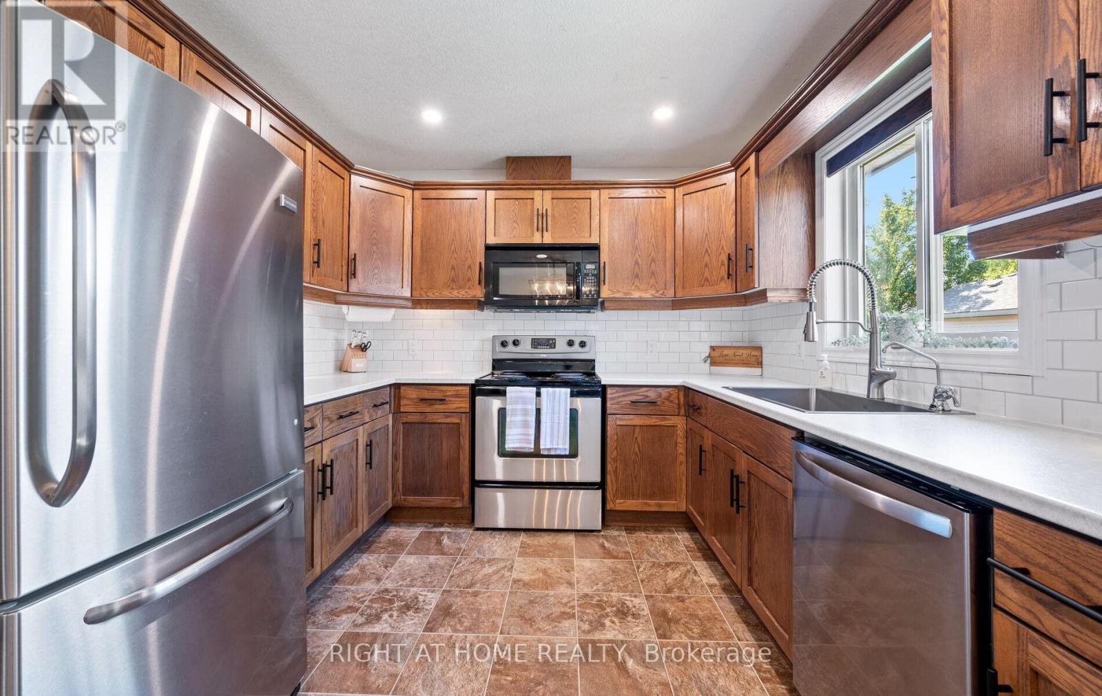 587 Spitfire Street, Woodstock, Ontario  N4T 0B5 - Photo 17 - X12411236