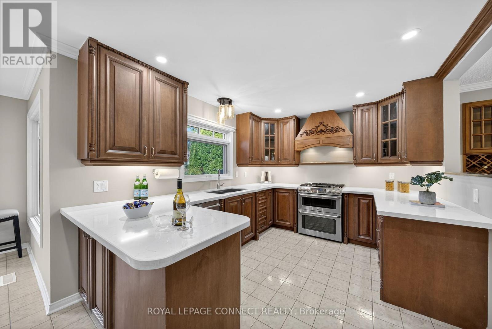 90 Golf Links Drive, Aurora, Ontario  L4G 3V3 - Photo 10 - N12411269
