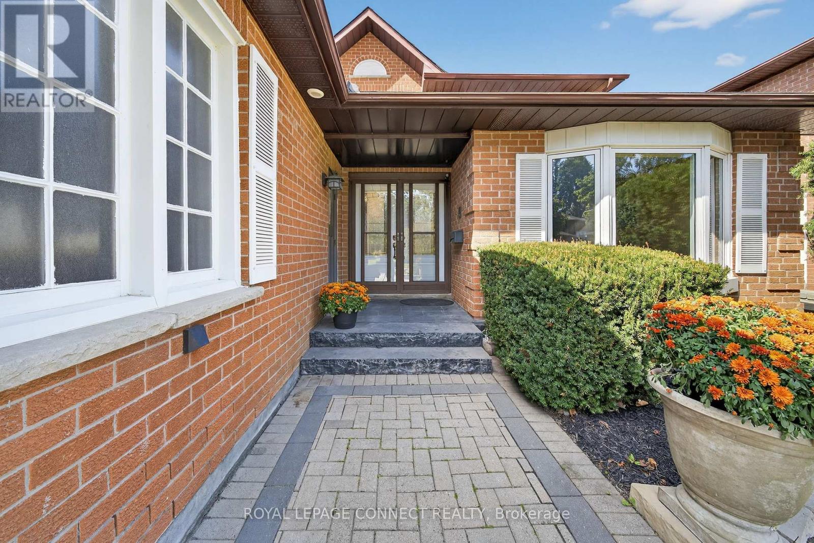 90 Golf Links Drive, Aurora, Ontario  L4G 3V3 - Photo 2 - N12411269