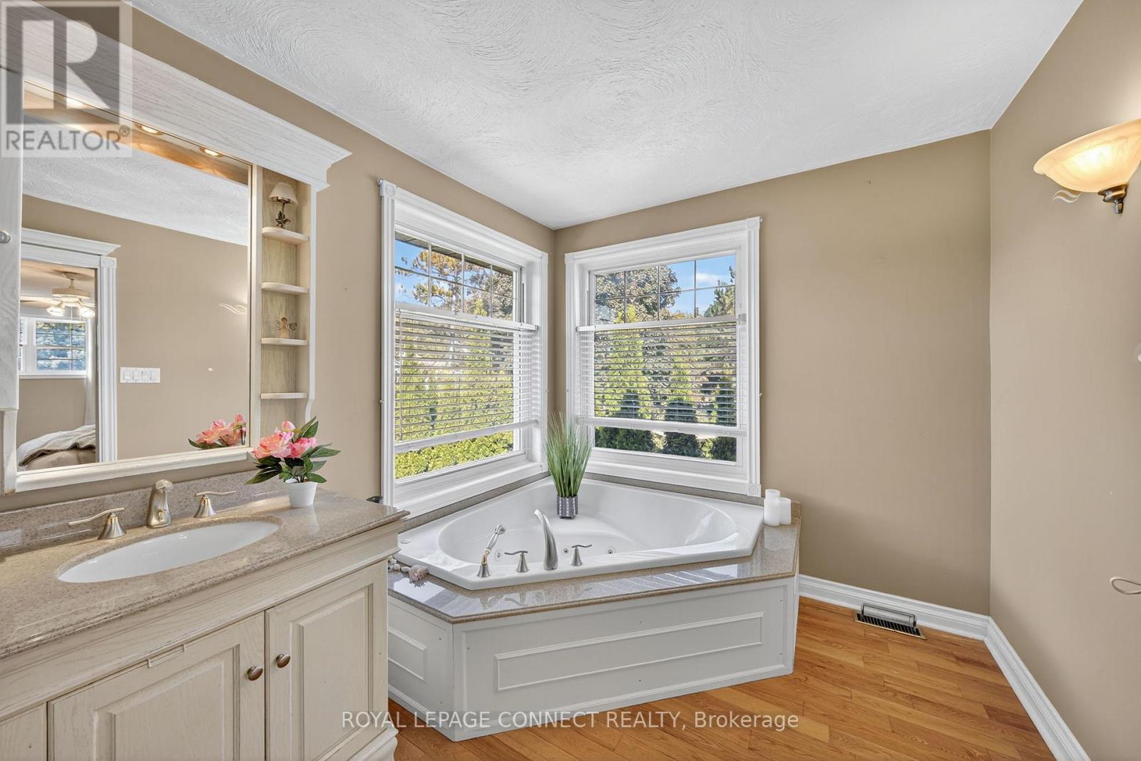 90 Golf Links Drive, Aurora, Ontario  L4G 3V3 - Photo 24 - N12411269