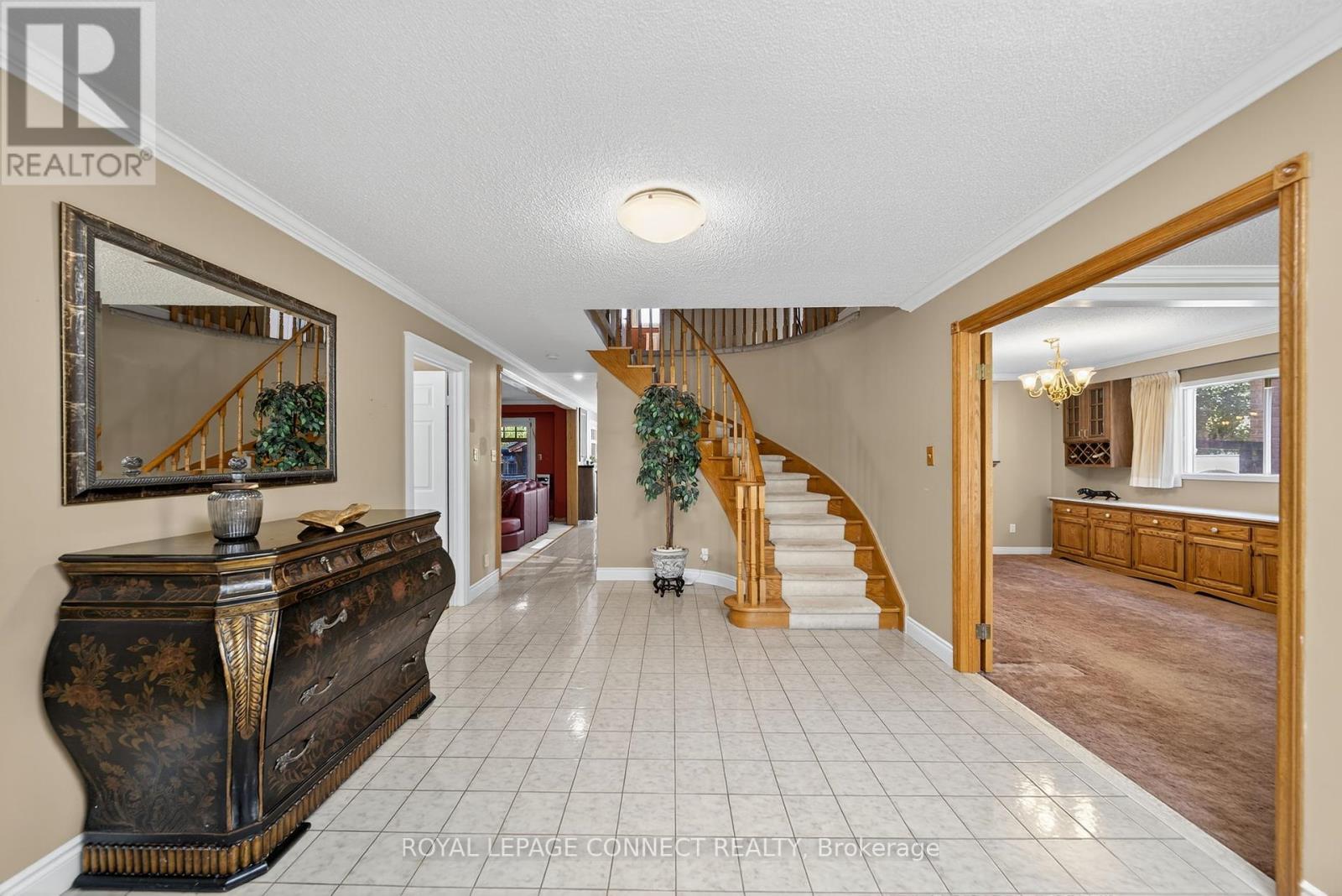 90 Golf Links Drive, Aurora, Ontario  L4G 3V3 - Photo 3 - N12411269