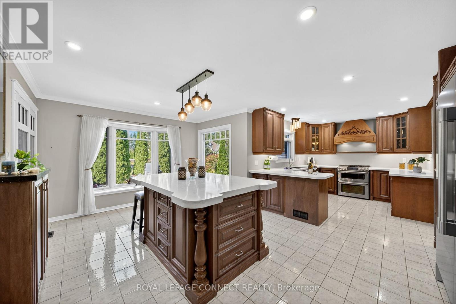 90 Golf Links Drive, Aurora, Ontario  L4G 3V3 - Photo 4 - N12411269