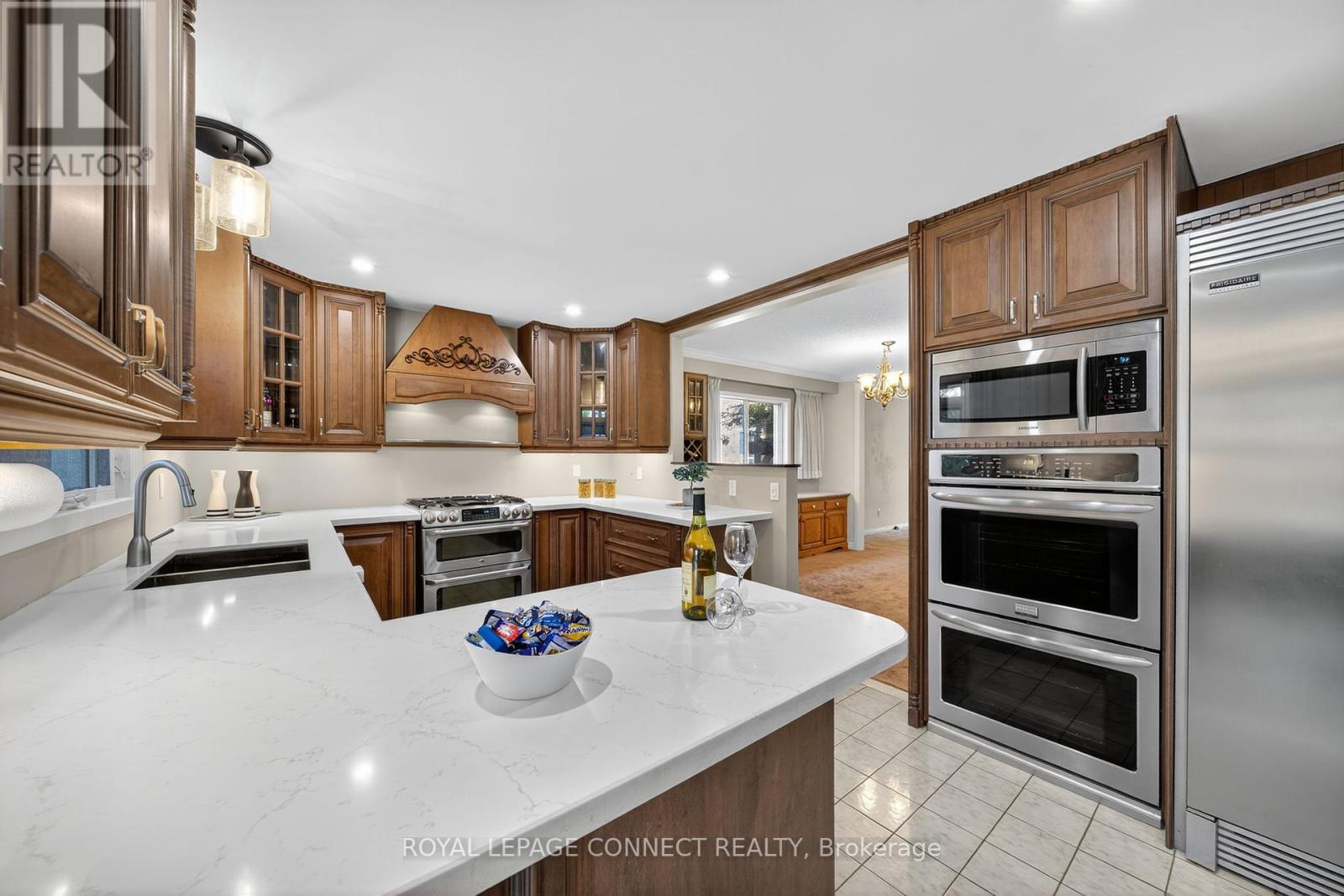 90 Golf Links Drive, Aurora, Ontario  L4G 3V3 - Photo 8 - N12411269