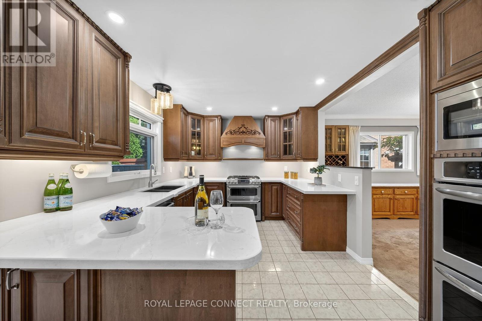 90 Golf Links Drive, Aurora, Ontario  L4G 3V3 - Photo 9 - N12411269