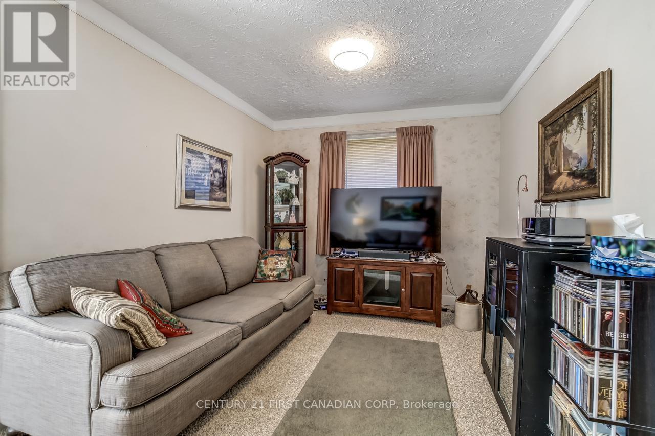 1290 Langmuir Avenue, London East, Ontario  N5W 2G3 - Photo 4 - X12411283