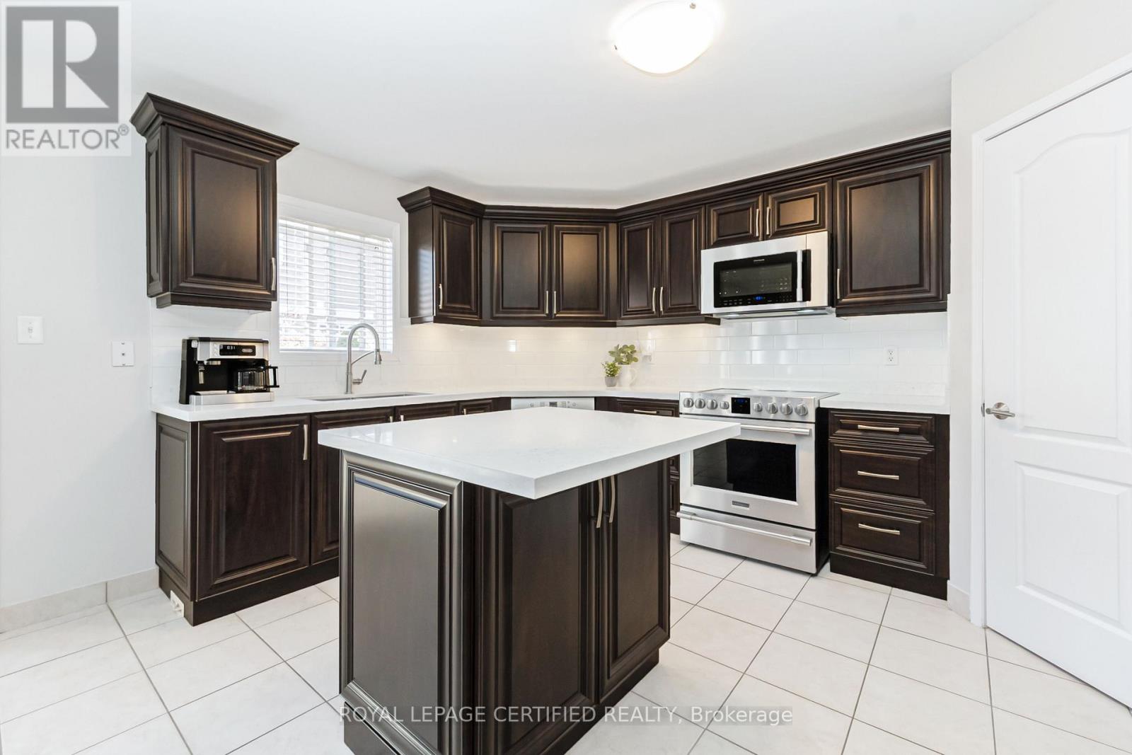 43 Heatherdale Drive, Brampton, Ontario  L7A 2H4 - Photo 12 - W12411273