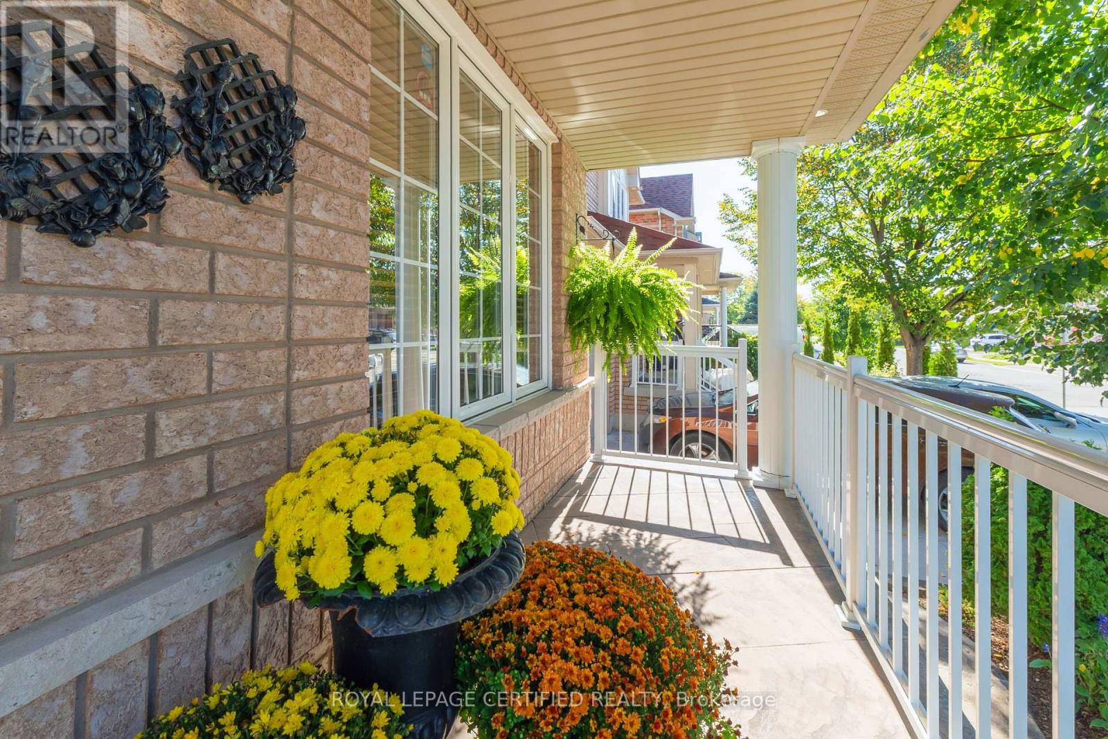 43 Heatherdale Drive, Brampton, Ontario  L7A 2H4 - Photo 3 - W12411273