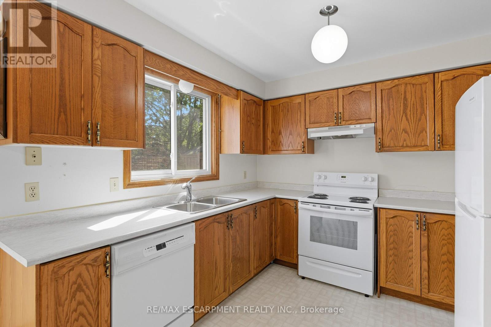 40 Gatestone Drive, Hamilton, Ontario  L8J 2P4 - Photo 15 - X12411264