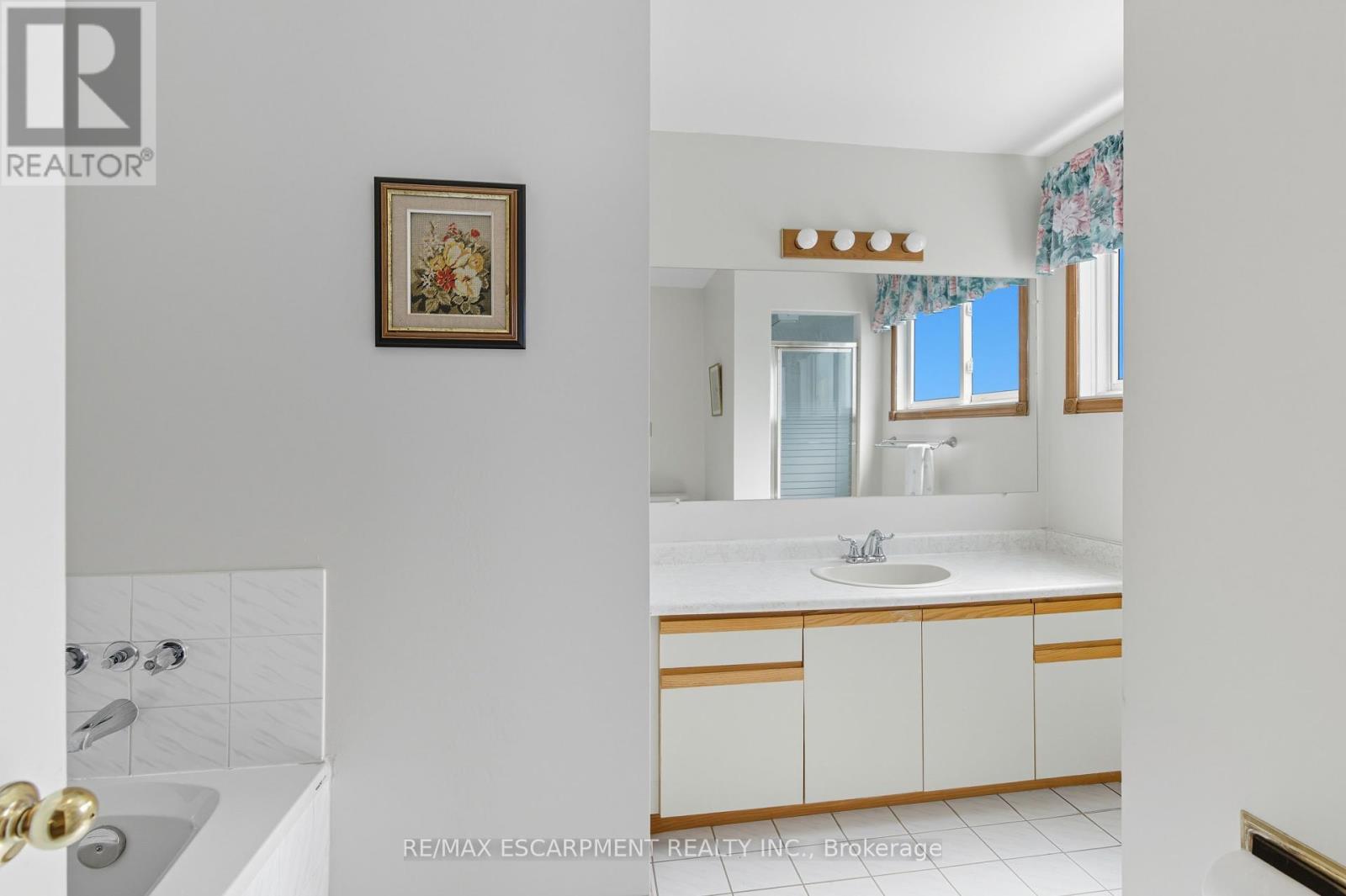40 Gatestone Drive, Hamilton, Ontario  L8J 2P4 - Photo 27 - X12411264