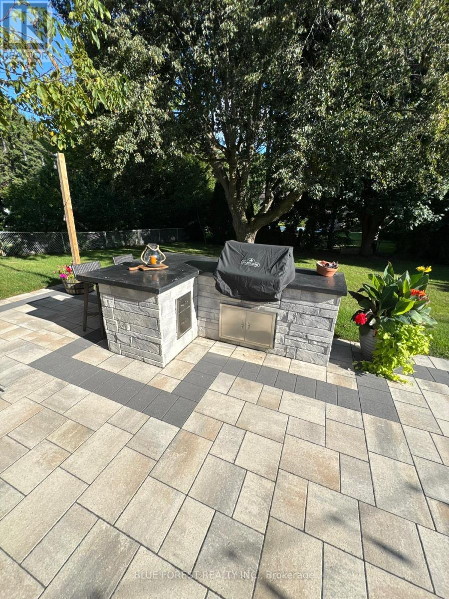 15 Southland Drive, London South, Ontario  N6P 1C2 - Photo 12 - X12410915