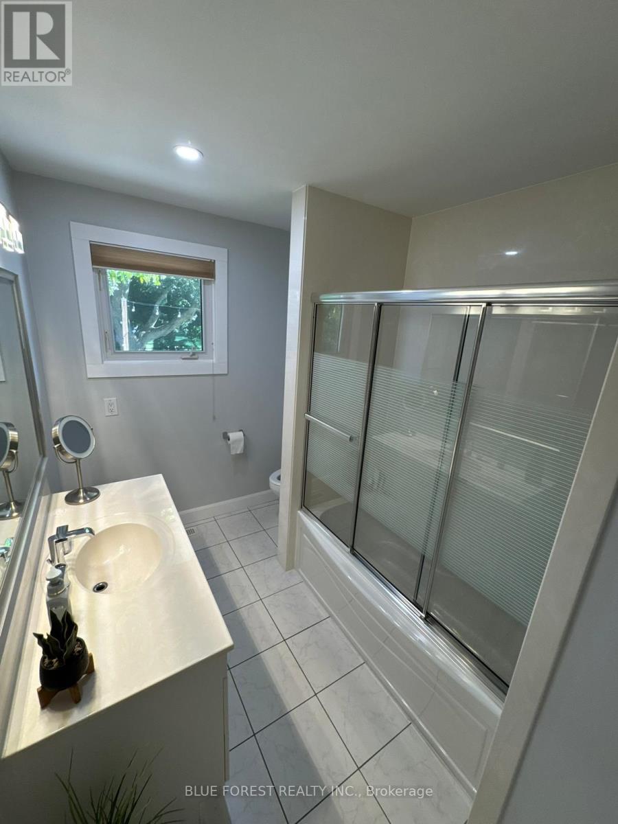 15 Southland Drive, London South, Ontario  N6P 1C2 - Photo 8 - X12410915