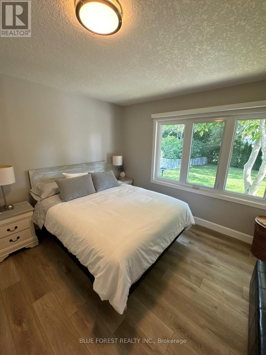 15 Southland Drive, London South, Ontario  N6P 1C2 - Photo 5 - X12410915