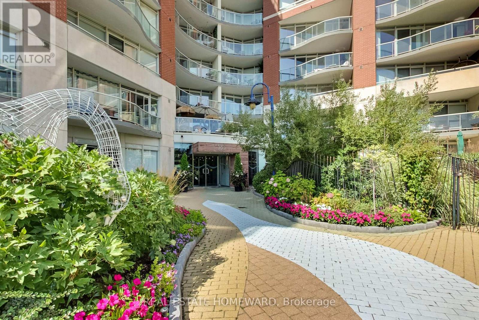 201 - 550 Queens Quay W, Toronto (Waterfront Communities), Ontario  M5V 3M8 - Photo 2 - C12411300
