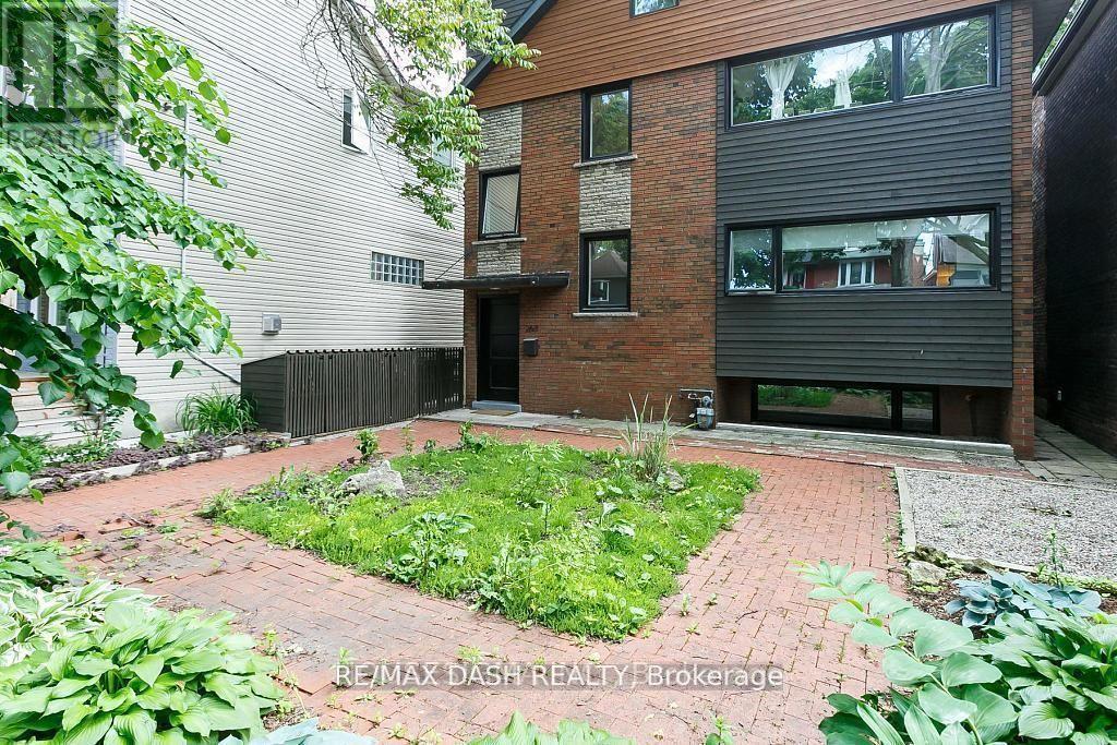 1 - 263 Boston Avenue, Toronto, Ontario  M4M 2V4 - Photo 1 - E12411346