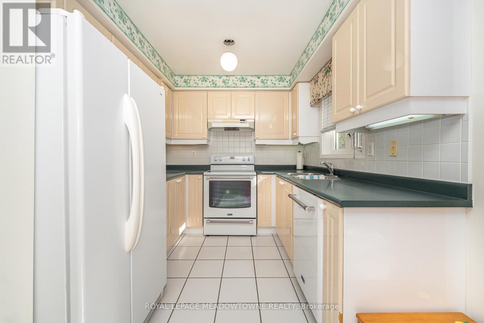 6986 Elliott Parliament Street, Mississauga, Ontario  L5W 1B7 - Photo 11 - W12411286