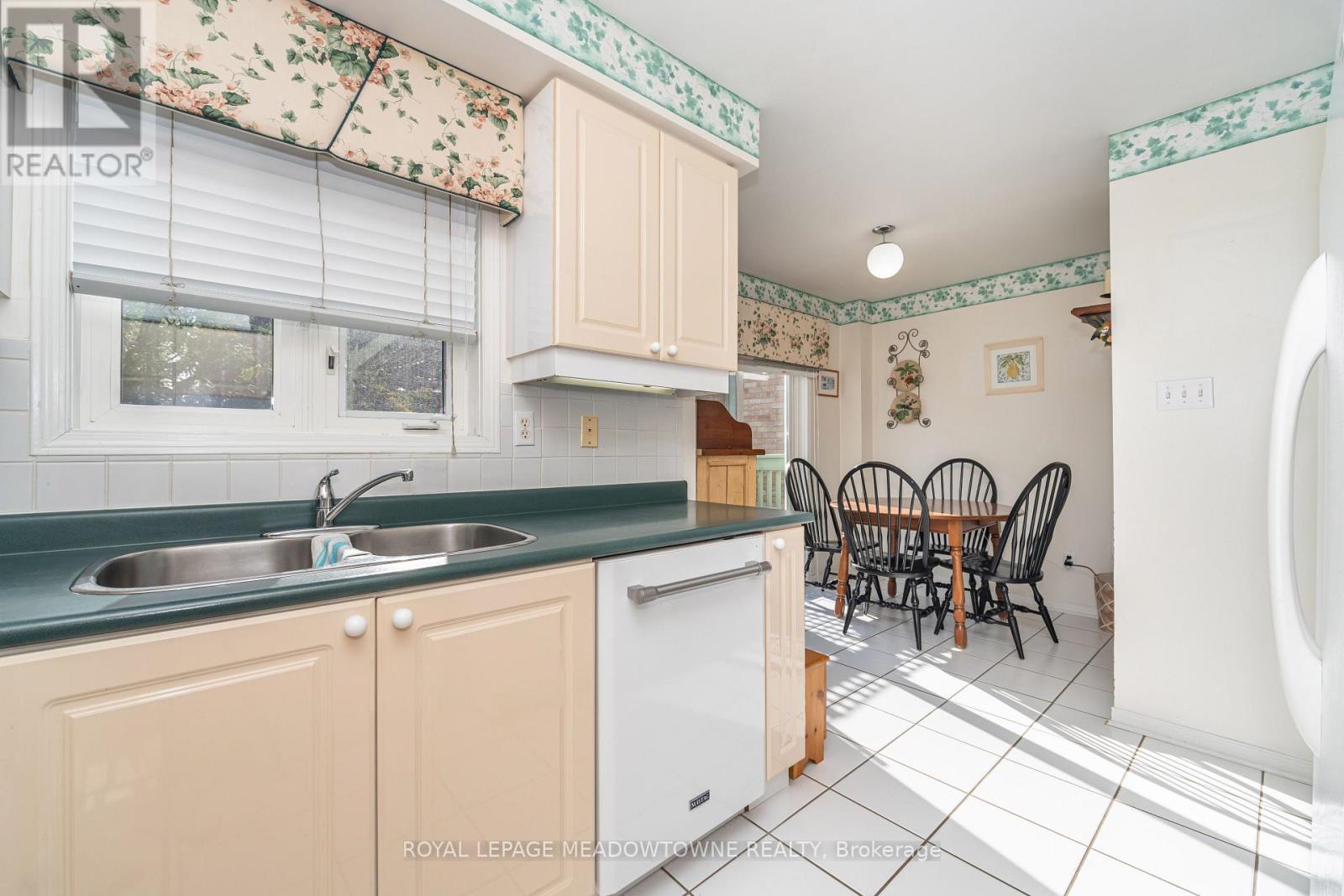 6986 Elliott Parliament Street, Mississauga, Ontario  L5W 1B7 - Photo 13 - W12411286