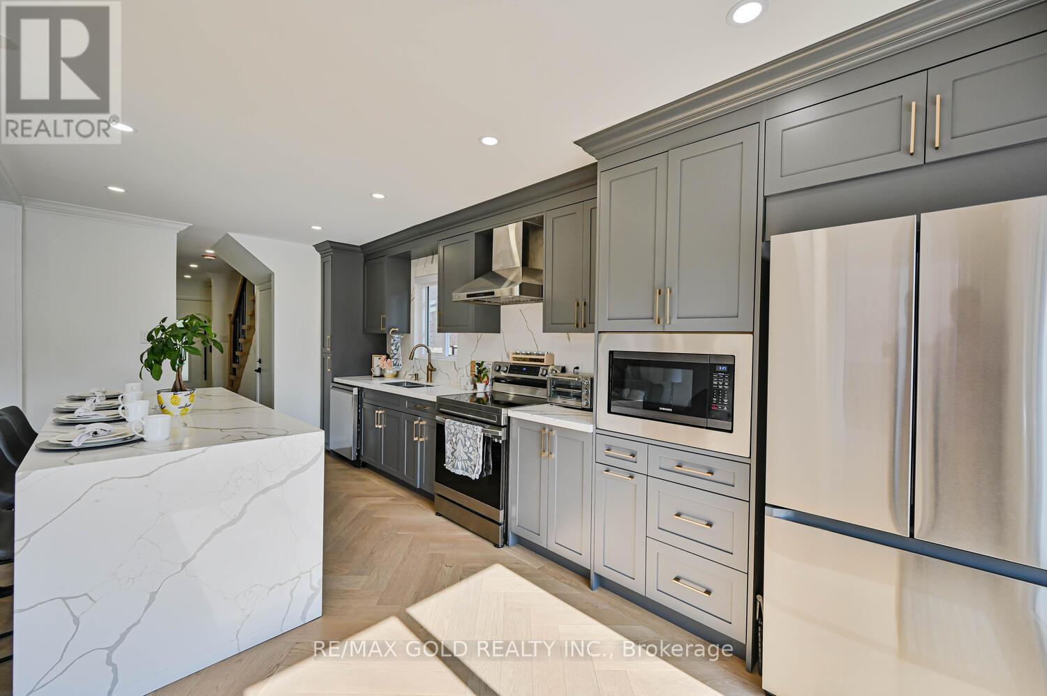 4 Silverstream Road, Brampton, Ontario  L6Z 4L2 - Photo 3 - W12411345