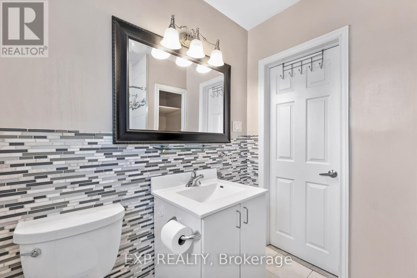 722 Weston Road, Toronto (Rockcliffe-Smythe), Ontario  M6N 3R5 - Photo 14 - W12411358