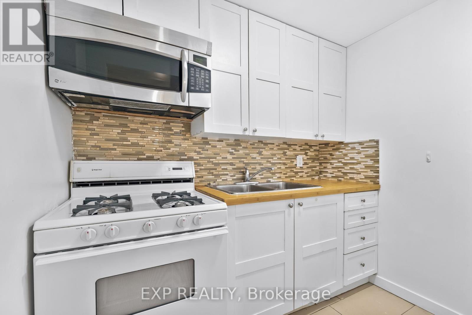 722 Weston Road, Toronto (Rockcliffe-Smythe), Ontario  M6N 3R5 - Photo 22 - W12411358