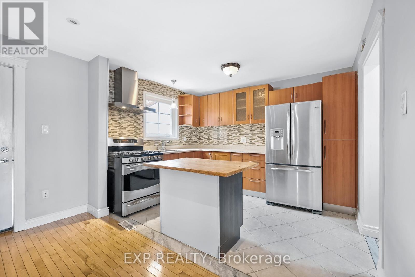 722 Weston Road, Toronto (Rockcliffe-Smythe), Ontario  M6N 3R5 - Photo 5 - W12411358