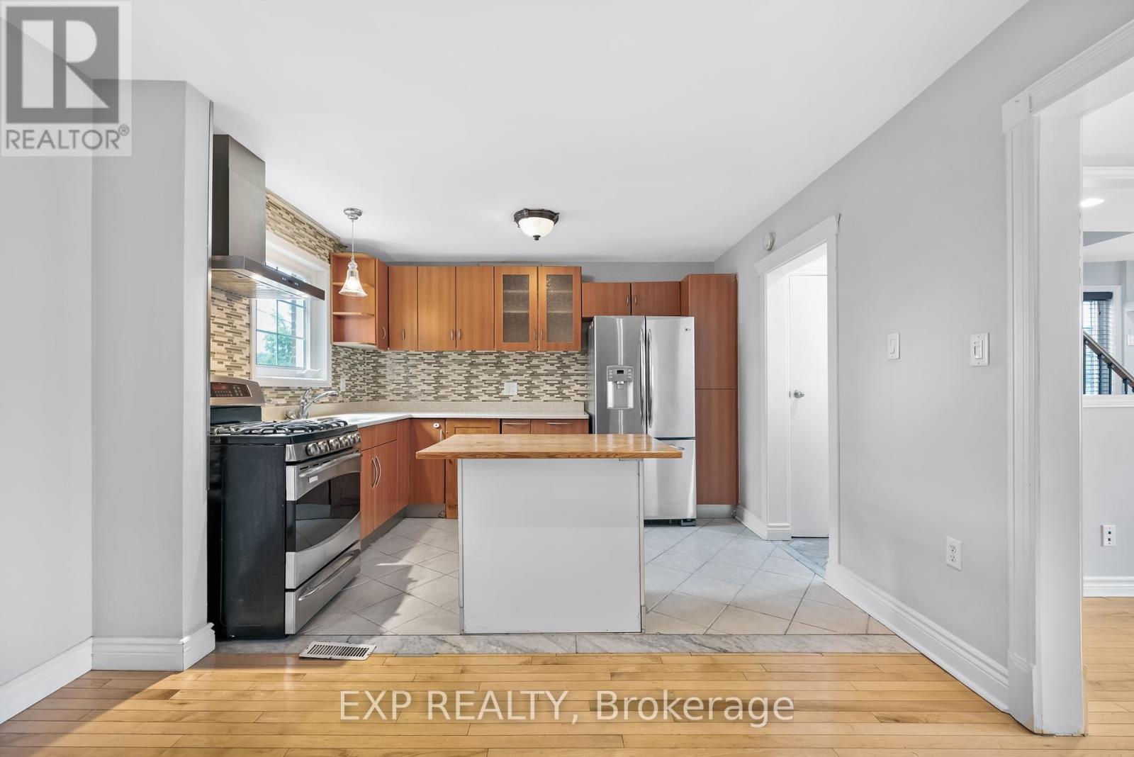 722 Weston Road, Toronto (Rockcliffe-Smythe), Ontario  M6N 3R5 - Photo 6 - W12411358