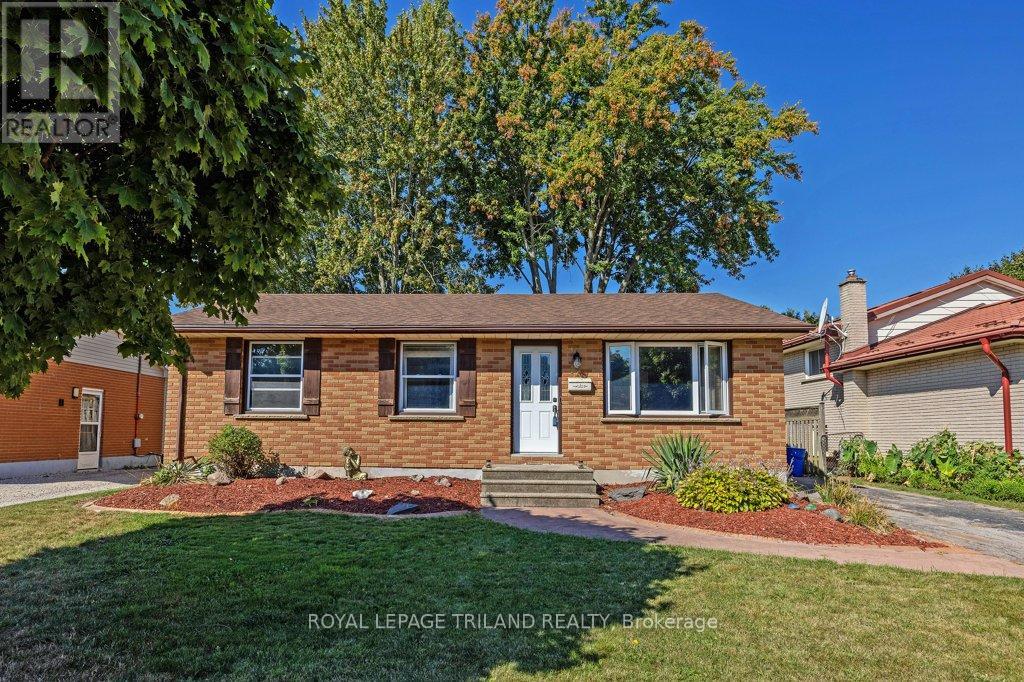 17 Vanbuskirk Drive, St. Thomas, Ontario  N5R 4Z1 - Photo 1 - X12411458