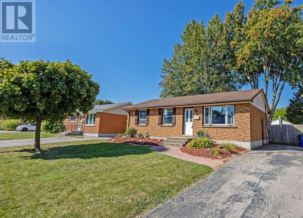17 Vanbuskirk Drive, St. Thomas, Ontario  N5R 4Z1 - Photo 2 - X12411458