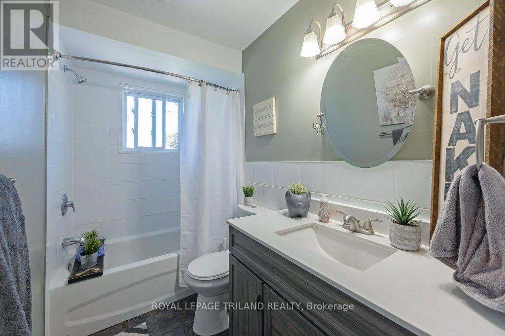 17 Vanbuskirk Drive, St. Thomas, Ontario  N5R 4Z1 - Photo 20 - X12411458
