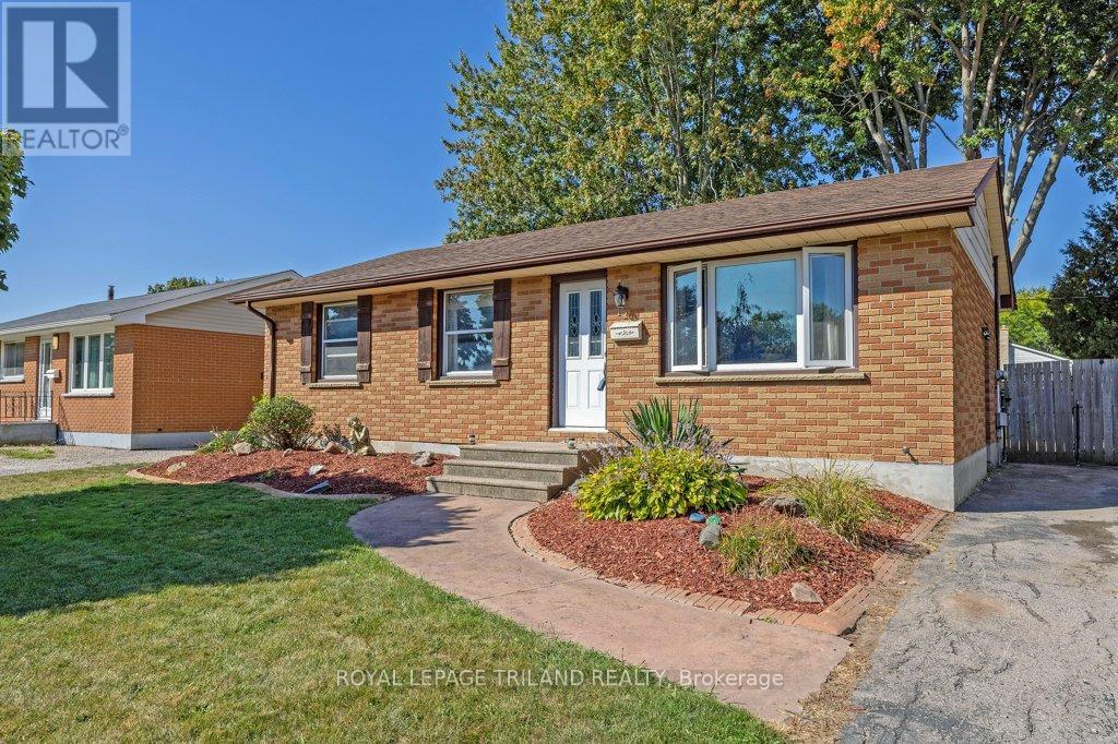 17 Vanbuskirk Drive, St. Thomas, Ontario  N5R 4Z1 - Photo 3 - X12411458