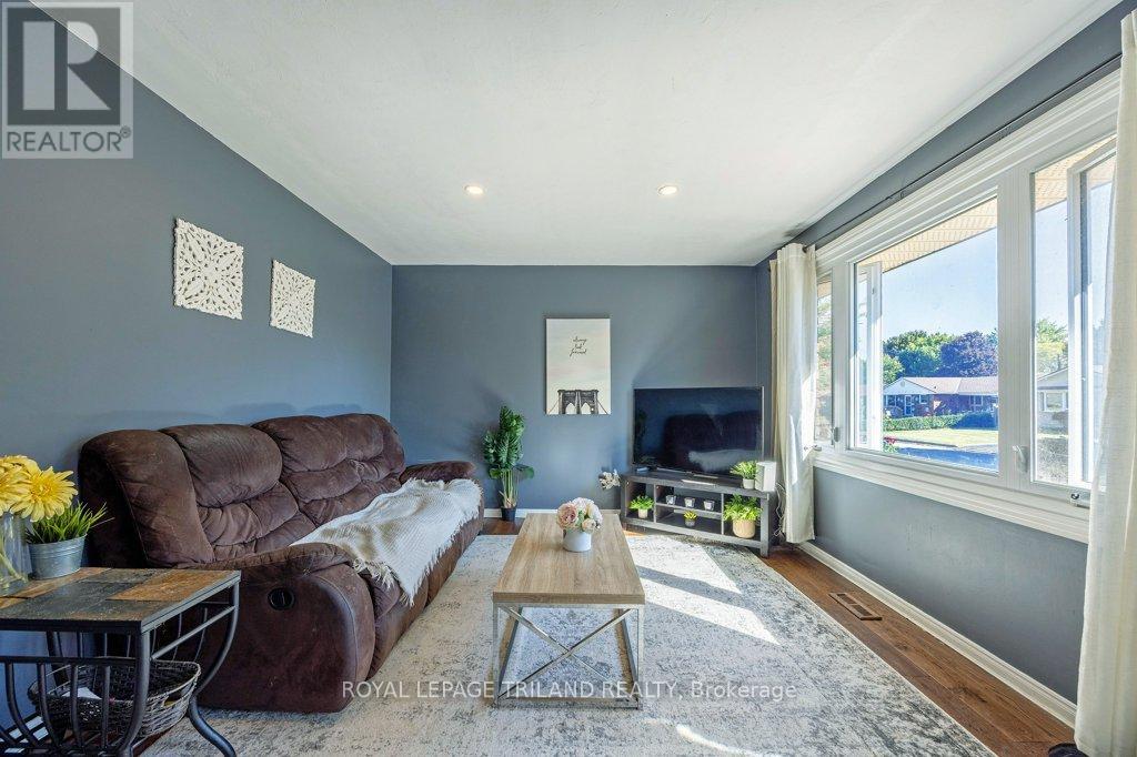 17 Vanbuskirk Drive, St. Thomas, Ontario  N5R 4Z1 - Photo 6 - X12411458