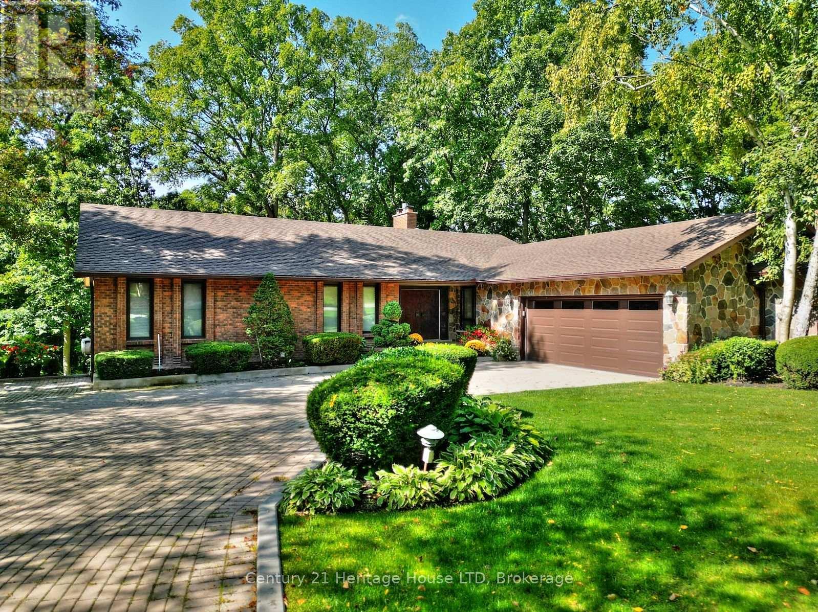38 Melrose Drive, Niagara-On-The-Lake, Ontario  L0S 1J0 - Photo 1 - X12411451