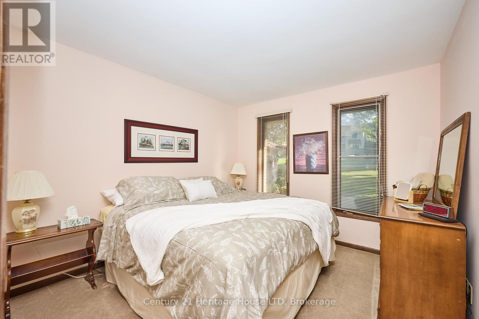 38 Melrose Drive, Niagara-On-The-Lake, Ontario  L0S 1J0 - Photo 12 - X12411451