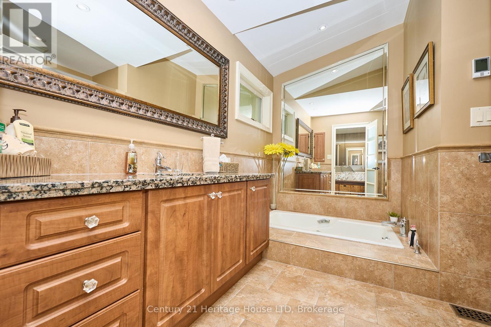 38 Melrose Drive, Niagara-On-The-Lake, Ontario  L0S 1J0 - Photo 17 - X12411451