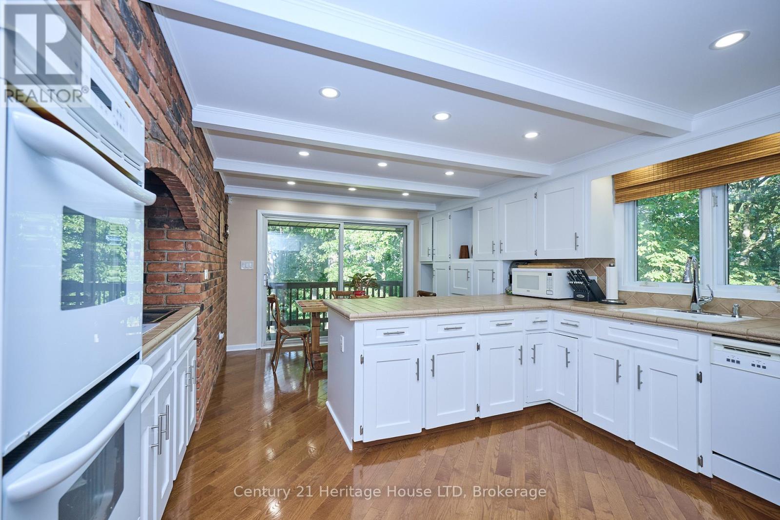 38 Melrose Drive, Niagara-On-The-Lake, Ontario  L0S 1J0 - Photo 8 - X12411451