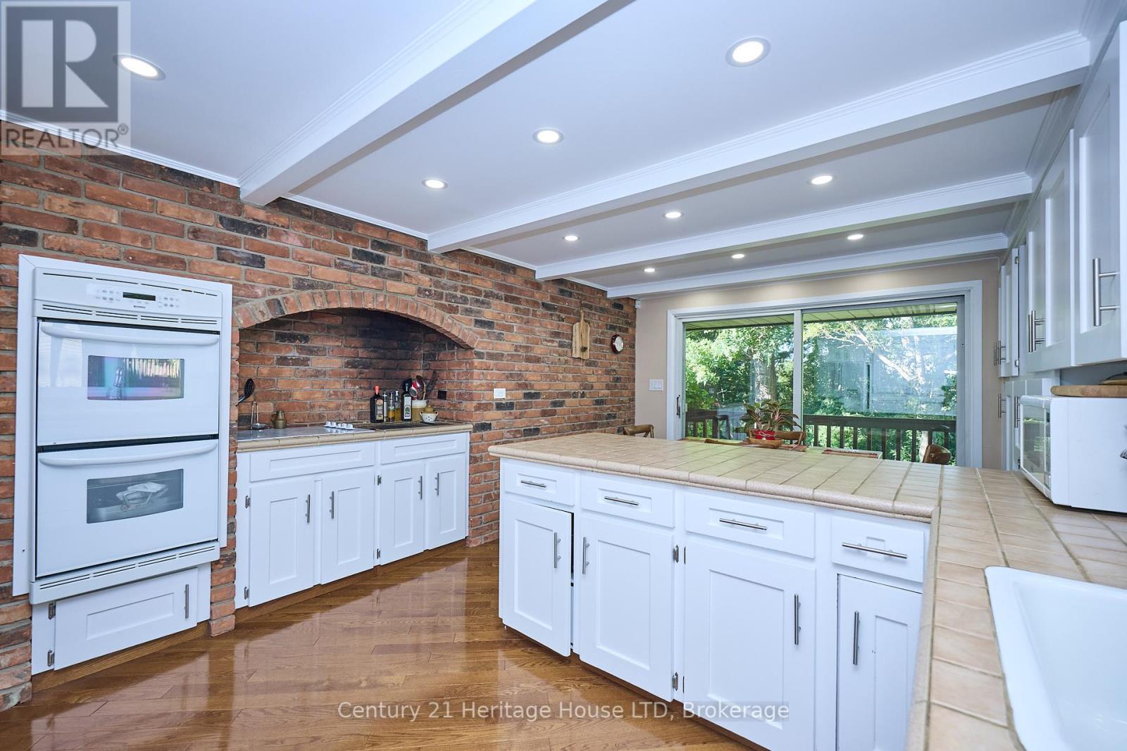 38 Melrose Drive, Niagara-On-The-Lake, Ontario  L0S 1J0 - Photo 9 - X12411451