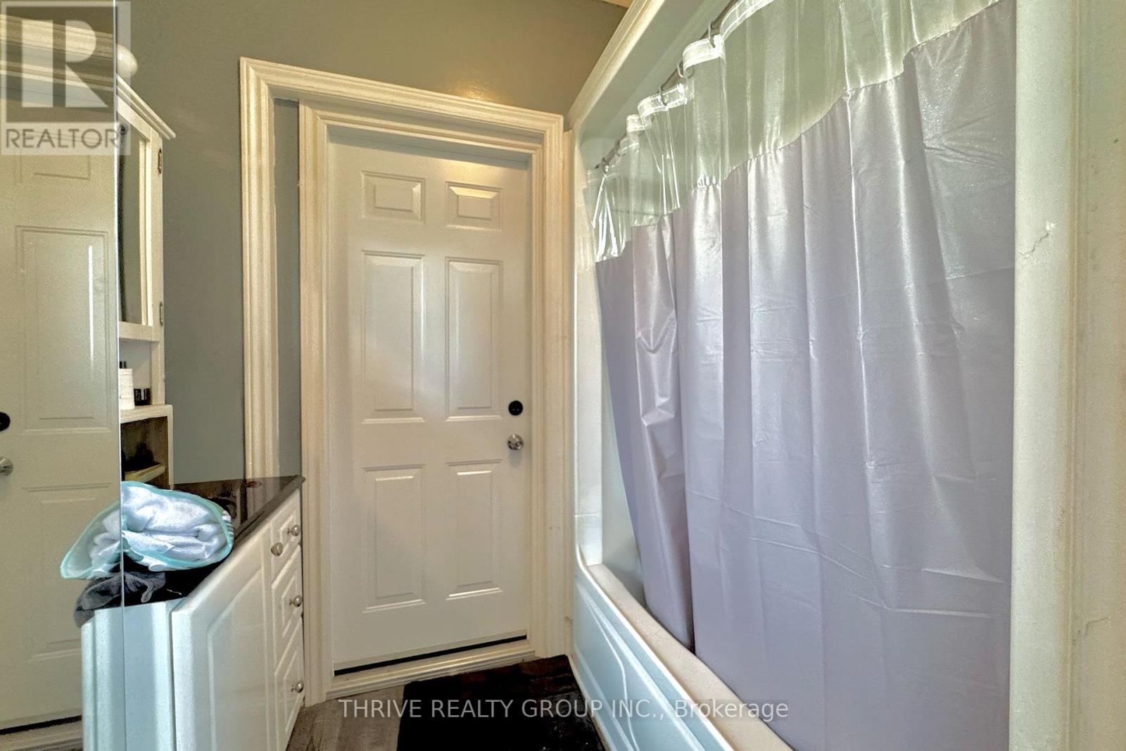 Upper - 26 Victor Street, London South, Ontario  N6C 1B7 - Photo 11 - X12411548