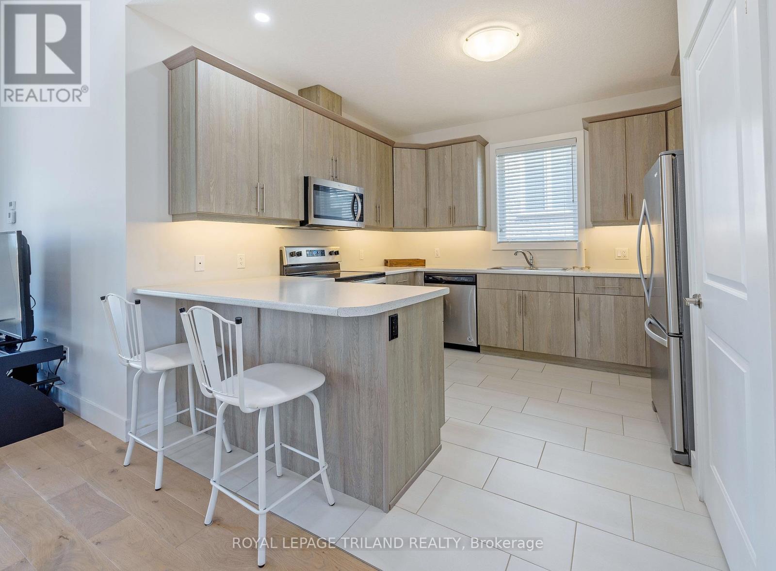 2467 Irish Moss Road, London South (South U), Ontario  N6M 0A2 - Photo 8 - X12411669