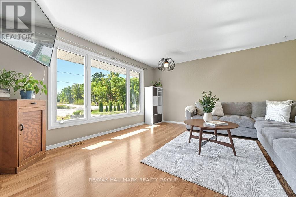 921 Mill Ridge Road, Mcnab/braeside, Ontario  K7S 3G8 - Photo 6 - X12411604