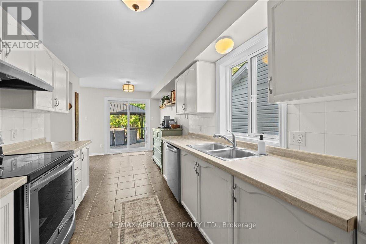 93 Springcreek Crescent, Ottawa, Ontario  K2M 2K8 - Photo 18 - X12411712