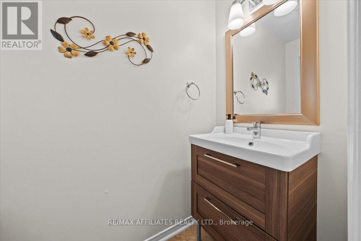 93 Springcreek Crescent, Ottawa, Ontario  K2M 2K8 - Photo 5 - X12411712