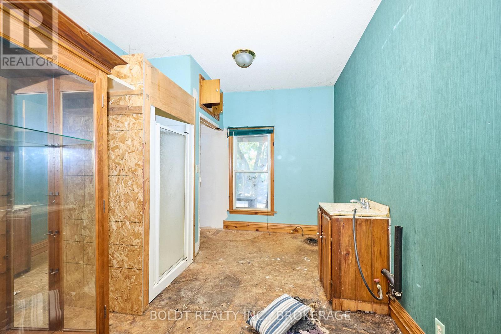 20 Grantham Avenue S, St. Catharines, Ontario  L2P 3B4 - Photo 11 - X12411623